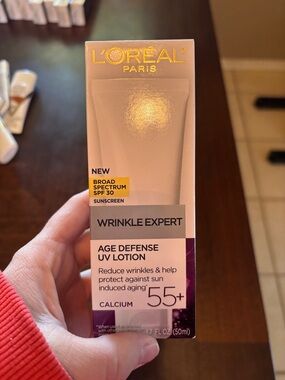 L'Oreal Wrinkle Expert Age Defense UV Lotion - White/Purple